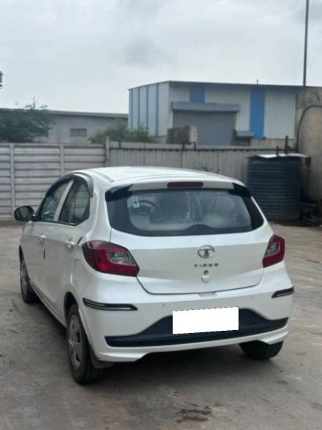 https://images10.gaadi.com/usedcar_image/4612002/original/processed_ea175edd-1593-4b9e-9b34-99420922b942.jpg?imwidth=6402