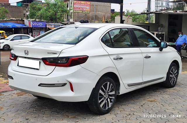 https://images10.gaadi.com/usedcar_image/4612061/original/processed_b32206220c7af9099efb458d563b5465.jpg?imwidth=6402