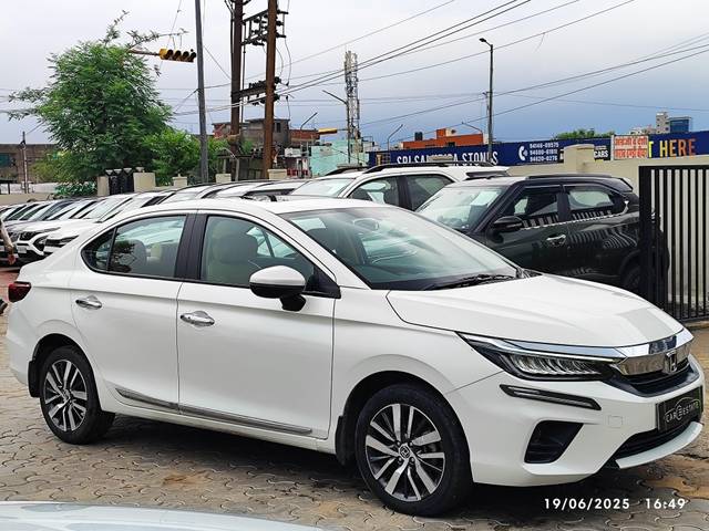 https://images10.gaadi.com/usedcar_image/4612061/original/processed_bed82886ac82e97bf5a3124996be5997.jpg?imwidth=6400