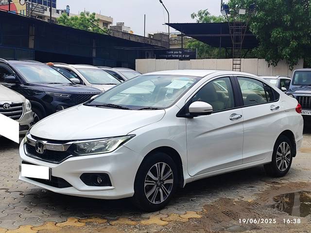 https://images10.gaadi.com/usedcar_image/4612076/original/processed_590d3076b9691f0dfea567b2a64c0c3a.jpeg?imwidth=6400