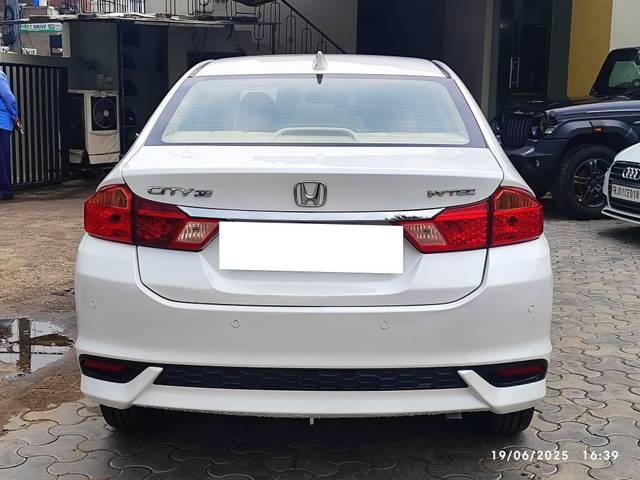 https://images10.gaadi.com/usedcar_image/4612076/original/processed_6de4cf6fb76fc5ebfa50387f4643561f.jpeg?imwidth=6402