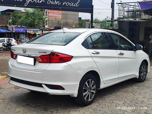 https://images10.gaadi.com/usedcar_image/4612076/original/processed_822d60fd9b480a24f6ed4088952ce3e1.jpeg?imwidth=6401