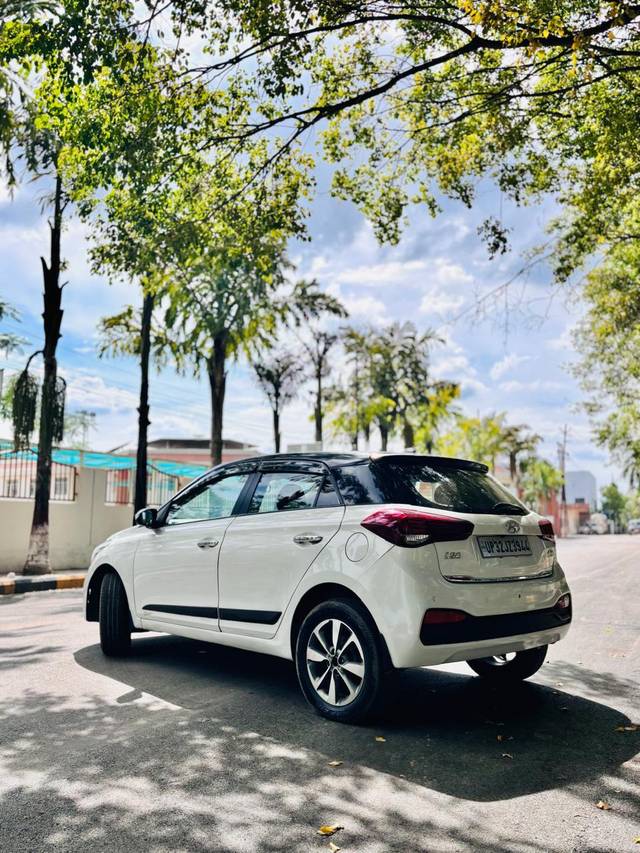 https://images10.gaadi.com/usedcar_image/4612181/original/processed_93f4f939ffd44c8a4ae7d9475eeb006d.jpg?imwidth=6402