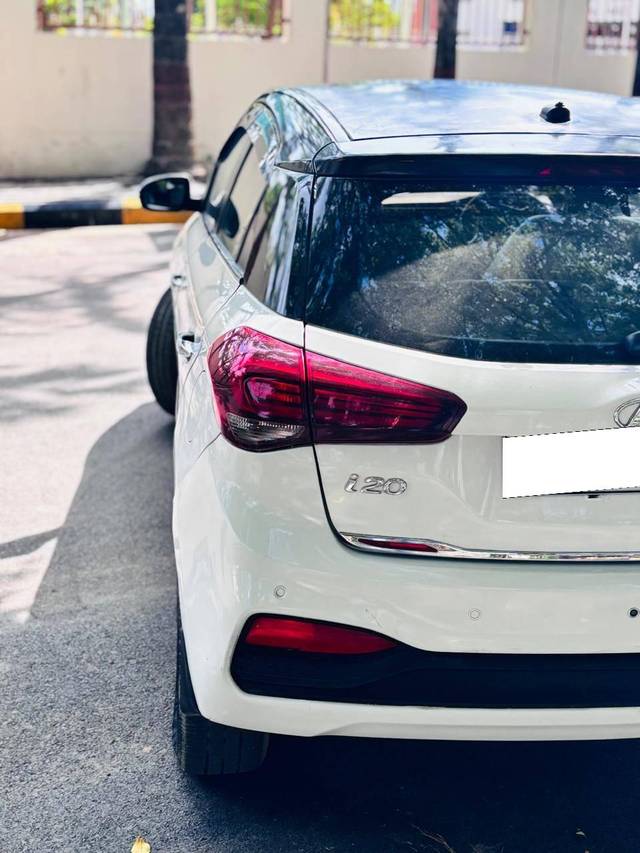 https://images10.gaadi.com/usedcar_image/4612181/original/processed_b55aad1fad409210c192befca2f03d6d.jpg?imwidth=6401