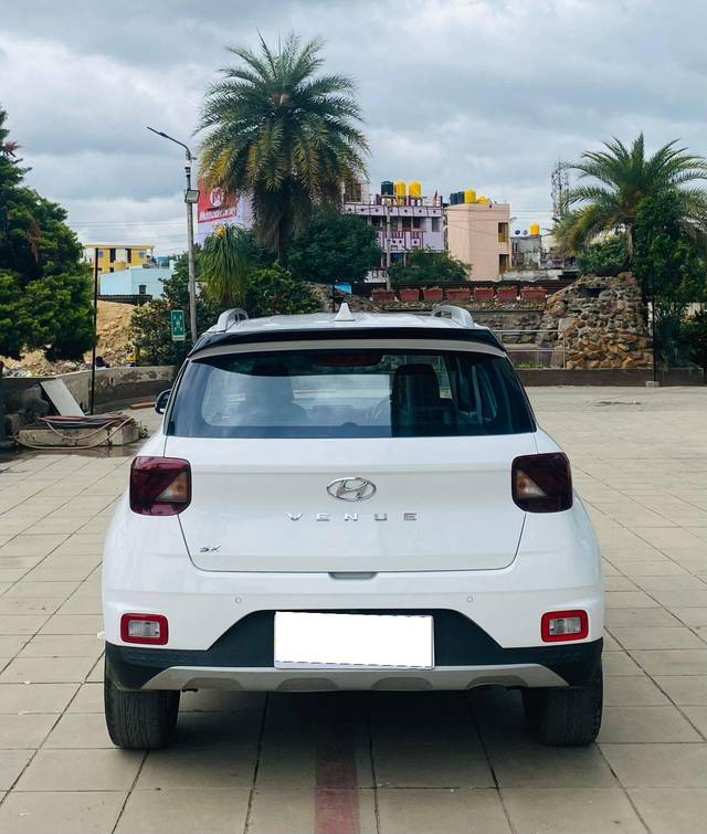https://images10.gaadi.com/usedcar_image/4612193/original/processed_34a2cad7b6644fdba1d62f94d1377d88.jpg?imwidth=6402