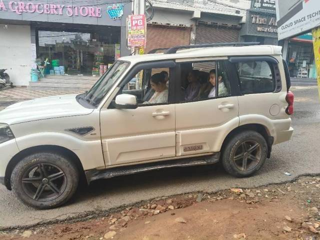 https://images10.gaadi.com/usedcar_image/4612411/original/processed_processed_11dd3844-0712-44d4-a061-57f85e959ec4.jpg?imwidth=6400