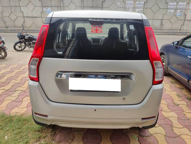 https://images10.gaadi.com/usedcar_image/4612437/original/processed_0c1ba530ededf810e5070cbb2cd01fa8.jpg?imwidth=6401