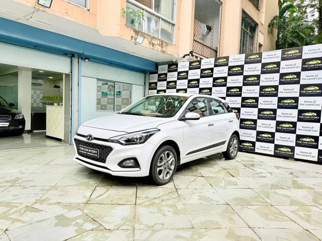 https://images10.gaadi.com/usedcar_image/4612767/original/processed_77b4eb977d6b76b2267b412be3912ff7.jpg?imwidth=6402