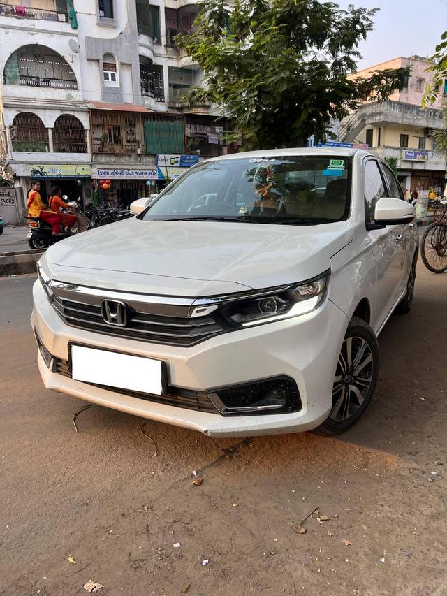https://images10.gaadi.com/usedcar_image/4612813/original/processed_109b66d9-536a-4324-9633-9d0322698364.jpg?imwidth=6401