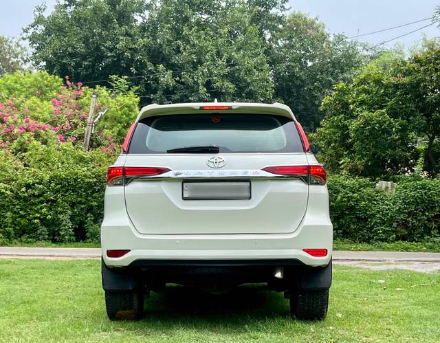https://images10.gaadi.com/usedcar_image/4612840/original/processed_01be56bfb39670ab3e4752088eb6c5bf.jpg?imwidth=6402