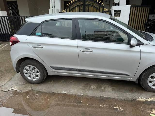 https://images10.gaadi.com/usedcar_image/4613067/original/processed_48da66b8-363e-40d2-879a-a0d21e136866.jpg?imwidth=6401