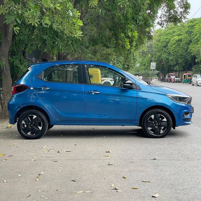 https://images10.gaadi.com/usedcar_image/4613126/original/processed_b53c3dd0901689a7d48eaa5f47ad3c13.jpg?imwidth=6401