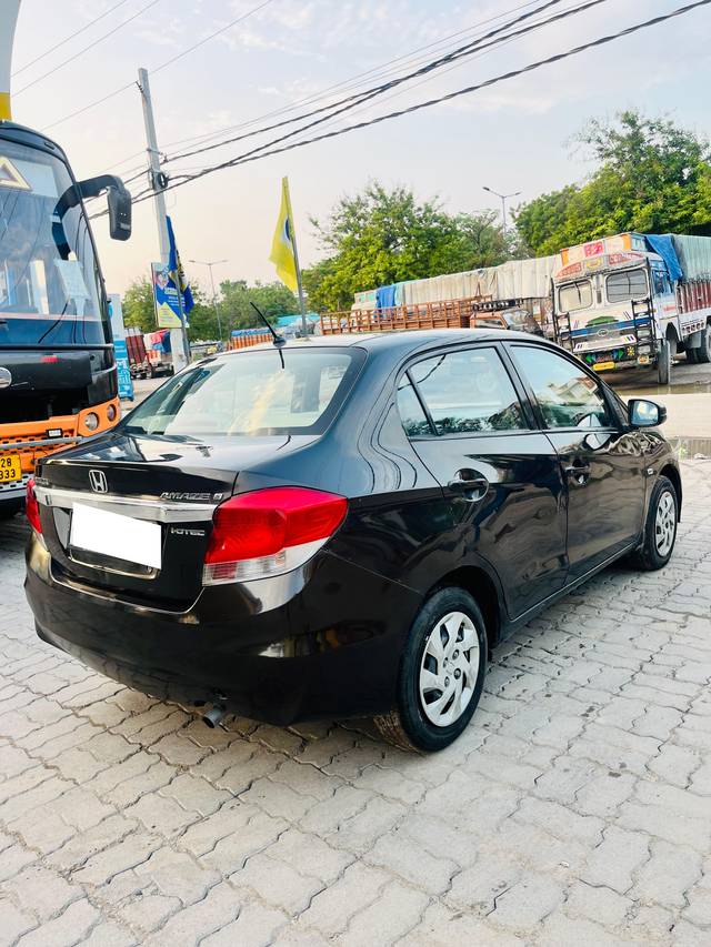 https://images10.gaadi.com/usedcar_image/4613129/original/processed_0a75368af7fb8928a53d9a3dce06416b.jpg?imwidth=6400