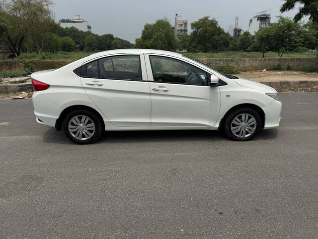 https://images10.gaadi.com/usedcar_image/4613155/original/d9d5f61cfc2e45b8c33838443888ef18.jpg?imwidth=6401