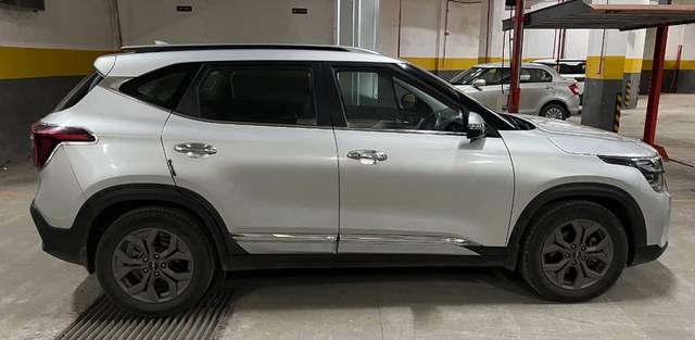 https://images10.gaadi.com/usedcar_image/4613158/original/processed_d56c0865-36aa-450e-aa8a-7936d1e2d1d9.jpeg?imwidth=6401