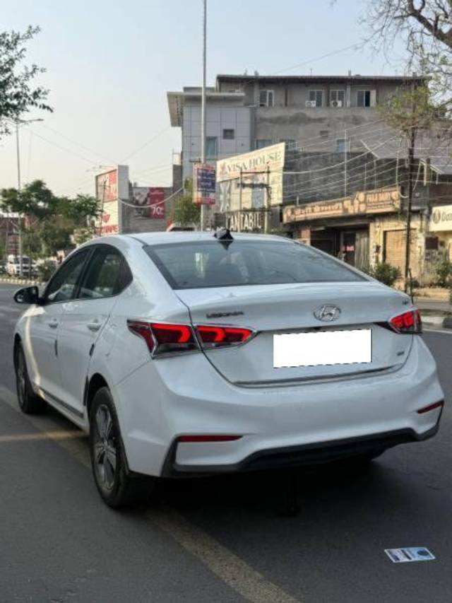 https://images10.gaadi.com/usedcar_image/4613168/original/processed_8c762519-5af3-4844-b452-bdd81f926568.jpg?imwidth=6401