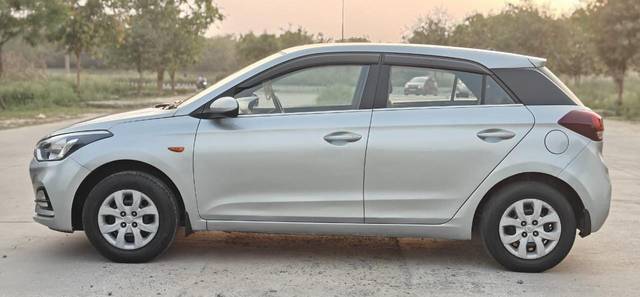https://images10.gaadi.com/usedcar_image/4613260/original/d51e2b484ec9aa5eed4624121edb0fdd.jpg?imwidth=6402