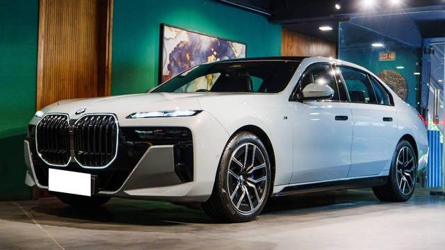 https://images10.gaadi.com/usedcar_image/4613264/original/processed_efc94a6409669792b86f3218b6ce7011.jpeg?imwidth=6402