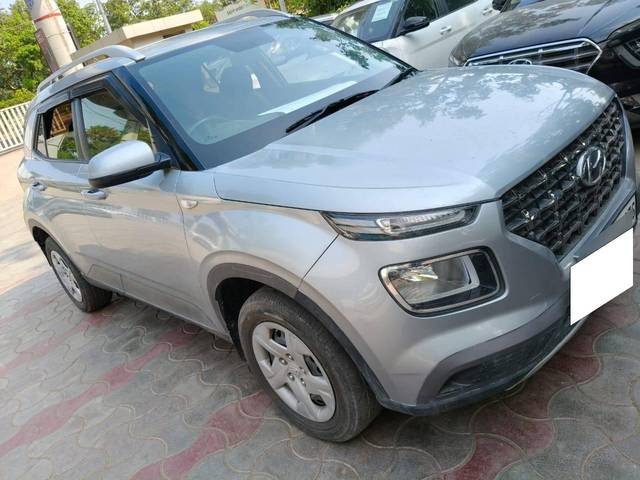 https://images10.gaadi.com/usedcar_image/4613411/original/processed_b7eac245807f73abb258f18531110a69.jpg?imwidth=6400