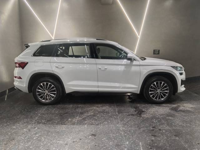 https://images10.gaadi.com/usedcar_image/4613413/original/74861f4332d182454df6ece54eda5a12.jpg?imwidth=6401