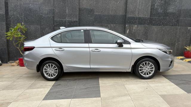 https://images10.gaadi.com/usedcar_image/4613450/original/4d15f3557535cbd606eb8eefae5e37a4.jpg?imwidth=6401