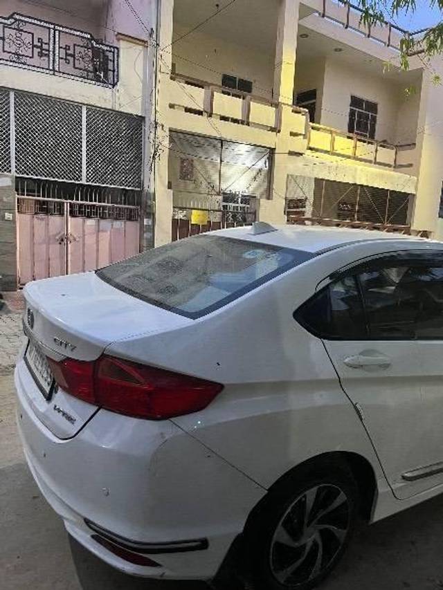 https://images10.gaadi.com/usedcar_image/4613573/original/processed_c89f4b41-0970-4215-8e19-d054ddc98ead.jpeg?imwidth=6401
