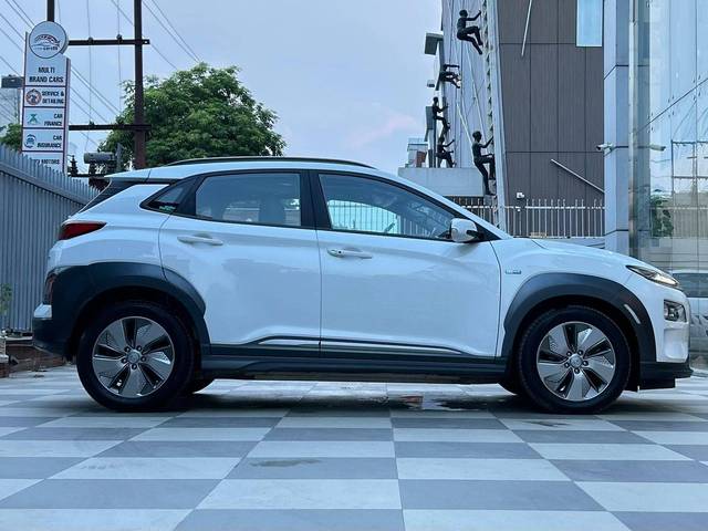 https://images10.gaadi.com/usedcar_image/4613602/original/processed_8a6dff05f8b920a9c5b63367d7ac01b7.jpg?imwidth=6401