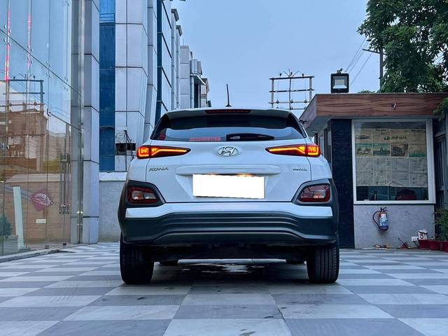 https://images10.gaadi.com/usedcar_image/4613602/original/processed_e2714b9e2d000b42b4b5ef80155615e4.jpg?imwidth=6402