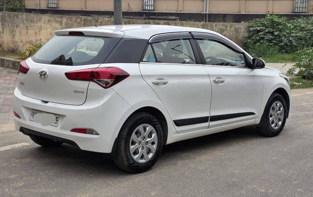 https://images10.gaadi.com/usedcar_image/4613607/original/processed_7579b5c9c872619d7812615622ce3b82.jpg?imwidth=6402