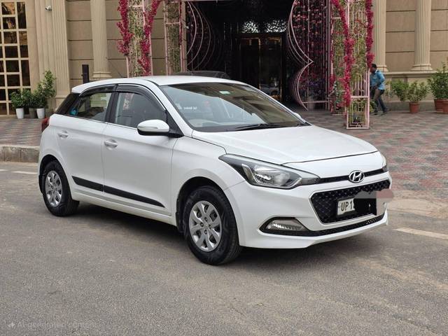 https://images10.gaadi.com/usedcar_image/4613607/original/processed_aaf198394e71fbf55d75e781afb6451a.jpg?imwidth=6400