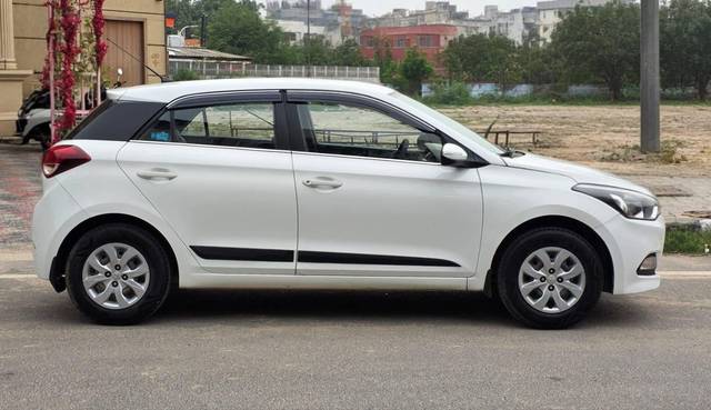 https://images10.gaadi.com/usedcar_image/4613607/original/processed_cbac903be720b226a63853b2e9721b50.jpg?imwidth=6401