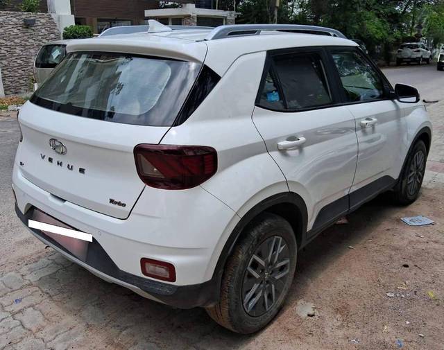 https://images10.gaadi.com/usedcar_image/4613682/original/processed_232641381a4328ff6c17cea6fb87b3e0.jpg?imwidth=6401