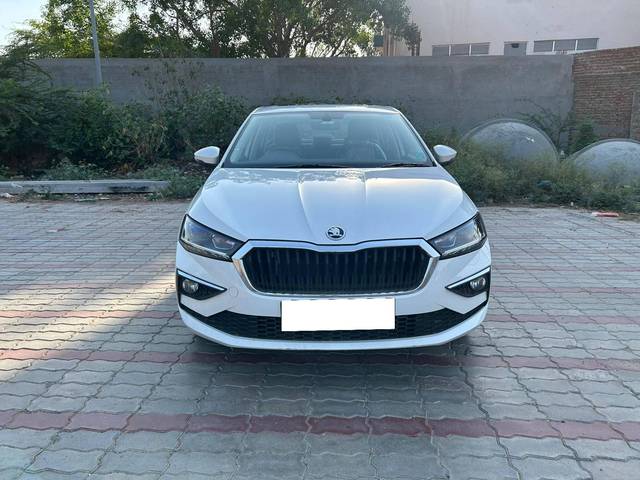 https://images10.gaadi.com/usedcar_image/4613808/original/processed_24d2b38425b4d3486186b0c5b904c640.jpg?imwidth=6402