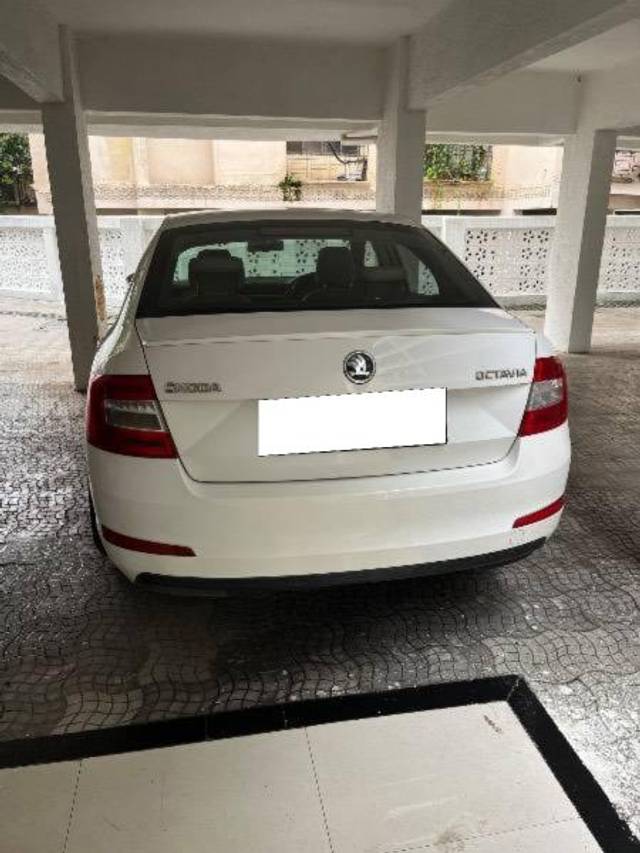 https://images10.gaadi.com/usedcar_image/4613810/original/processed_0d75d34e-0b52-4bd7-acfe-e579f29a7053.jpeg?imwidth=6402