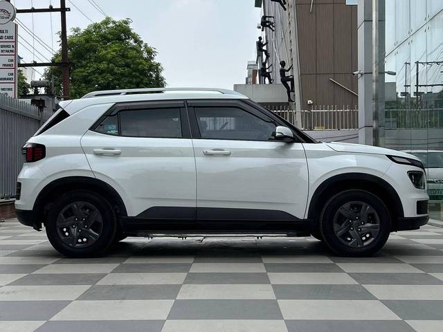 https://images10.gaadi.com/usedcar_image/4613814/original/processed_cfb04e644a82931fe6f5c7cc22343ad3.jpg?imwidth=6401