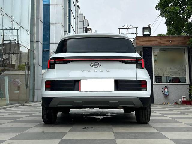 https://images10.gaadi.com/usedcar_image/4613814/original/processed_f87e13699e015e825dec75705b8fd473.jpg?imwidth=6402