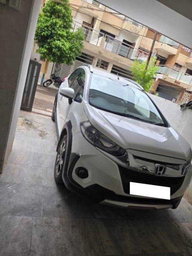 https://images10.gaadi.com/usedcar_image/4613858/original/processed_8cc41ea0-7485-4a4e-bed1-95b788e963c9.jpeg?imwidth=6400