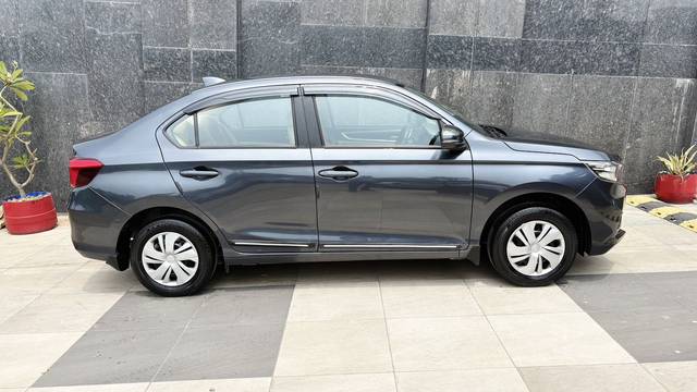 https://images10.gaadi.com/usedcar_image/4613999/original/8021ccb96e418bc5be052408e054b4ee.jpg?imwidth=6401
