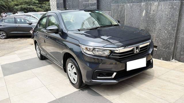 https://images10.gaadi.com/usedcar_image/4613999/original/processed_b1dc175ae35d82a272ecb6e3a02a6d74.jpg?imwidth=6400