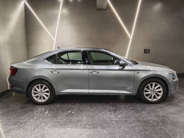 https://images10.gaadi.com/usedcar_image/4614007/original/7fef540938a7d5eef93eae12d1148a1a.jpg?imwidth=6401