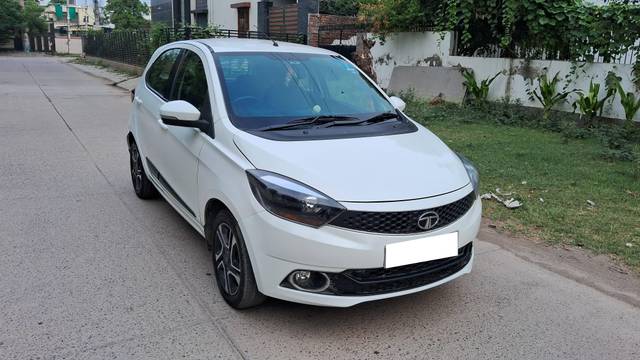 https://images10.gaadi.com/usedcar_image/4614204/original/processed_064e70cabb96eec0c26c4d8642099c1d.jpg?imwidth=6400