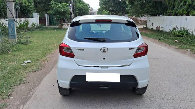 https://images10.gaadi.com/usedcar_image/4614204/original/processed_f8bb9f9a3def950aa1d01e154942ed1e.jpg?imwidth=6402
