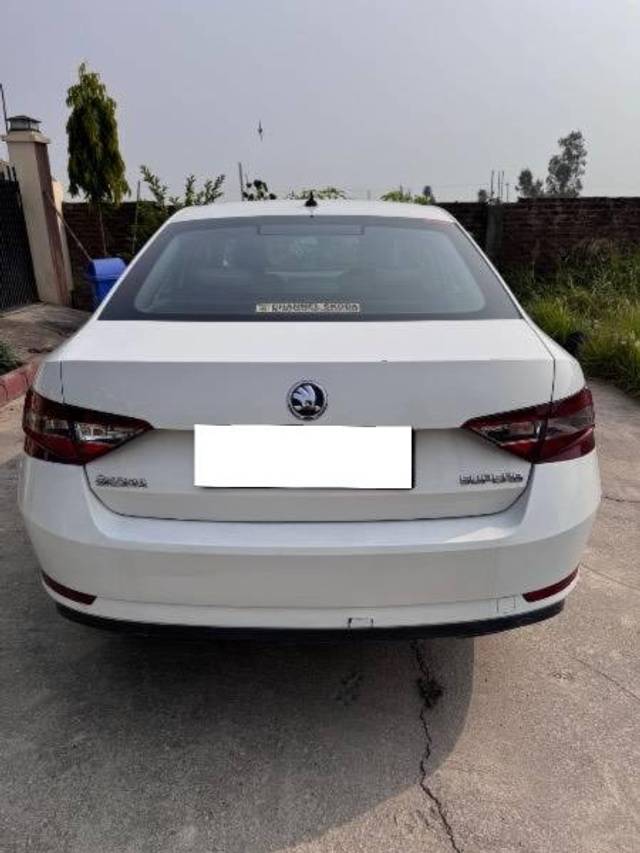 https://images10.gaadi.com/usedcar_image/4614235/original/processed_3c4f1741-5a98-41fd-aad1-960302b1c886.jpeg?imwidth=6401