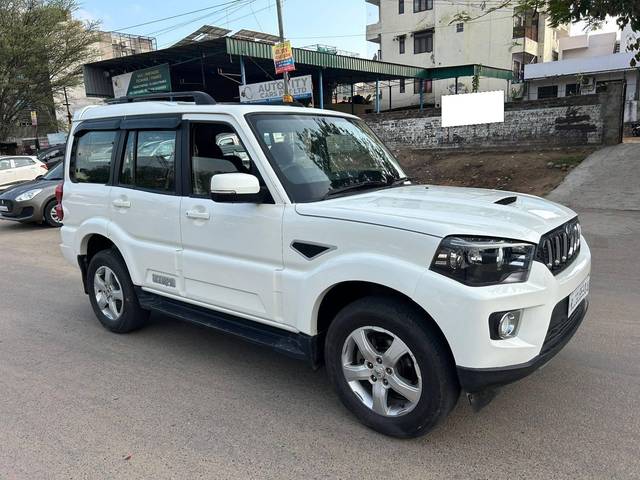 https://images10.gaadi.com/usedcar_image/4614236/original/processed_b221820eb0cf246f4b22b0e2610dcc95.jpg?imwidth=6400