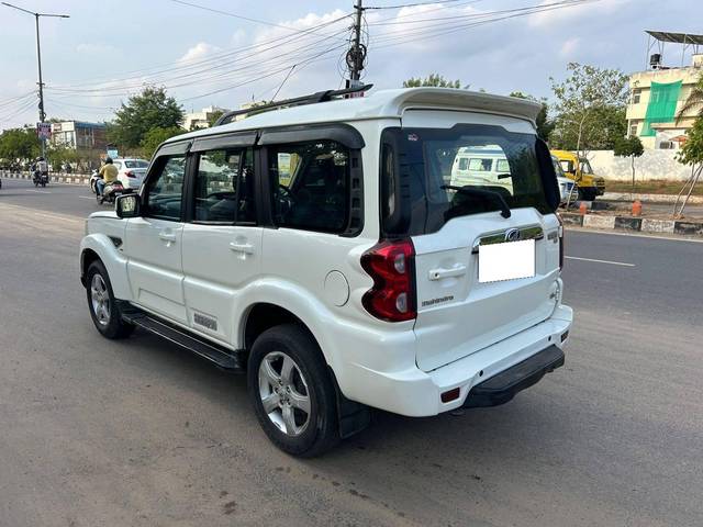 https://images10.gaadi.com/usedcar_image/4614236/original/processed_f4e758426acc435c6aa4e2fd58d562cd.jpg?imwidth=6402