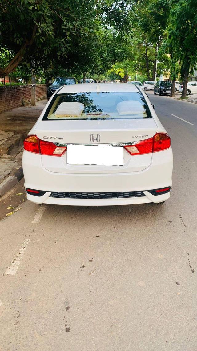 https://images10.gaadi.com/usedcar_image/4614238/original/processed_7a5ef83dbdb35da181c40cde2570e8f7.jpg?imwidth=6401