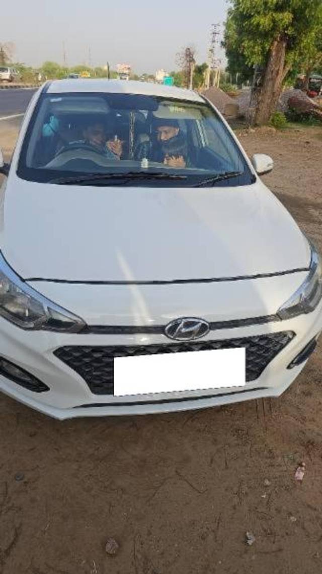 https://images10.gaadi.com/usedcar_image/4614400/original/processed_a5d056dd-51d2-47c2-8f85-3ae7a751f763.jpeg?imwidth=6400