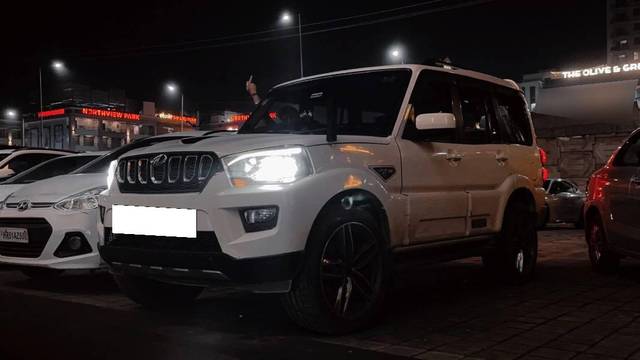 https://images10.gaadi.com/usedcar_image/4614827/original/processed_5f360d18-e8c3-457b-ad42-665f9bdba8b8.jpeg?imwidth=6400