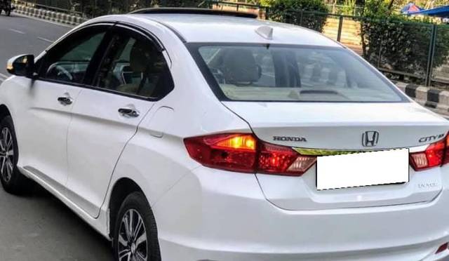 https://images10.gaadi.com/usedcar_image/4614993/original/processed_1f215115-fc24-4de2-a5e2-b17153dd331f.jpg?imwidth=6402