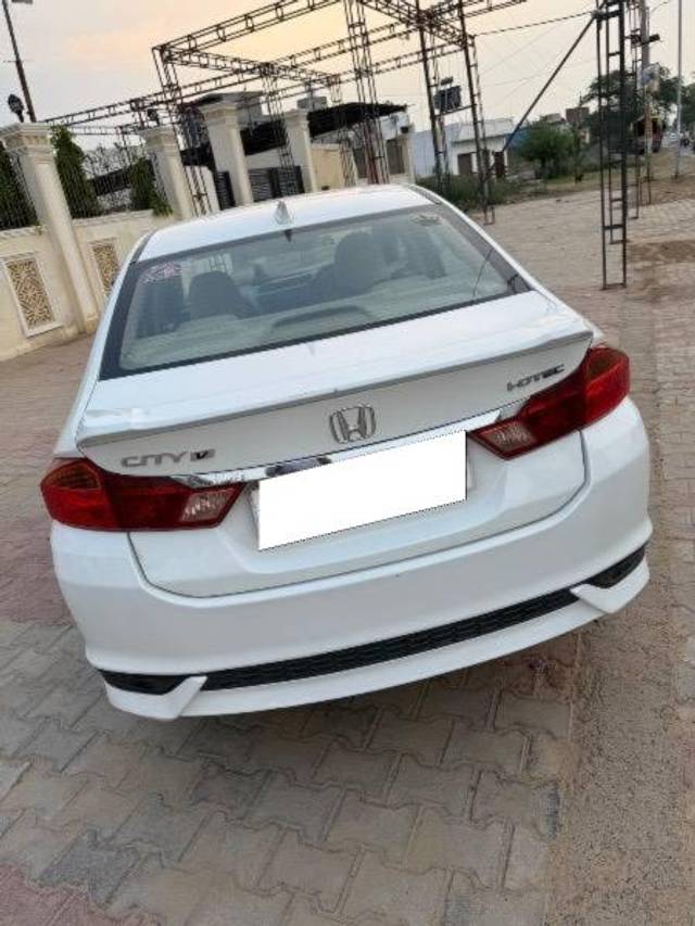 https://images10.gaadi.com/usedcar_image/4615033/original/processed_59b65ae3-2e33-40ac-913b-30a59a345523.jpeg?imwidth=6400